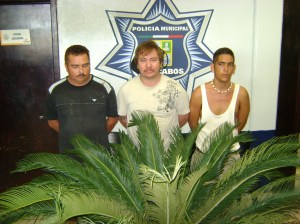 El trío con el cuerpo del delito.