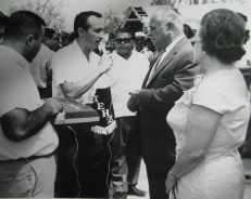Profr. Armando Trasviña Taylor con los micrófonos de la HZ.