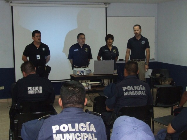 CON LOS CURSOS DE CAPACITACION SE BUSCA TENER UNA POLICIA MEJOR PREPARA EN EL COMBATE DE LOS DELITOS EN LOS CABOS
