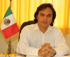 Yuan Yee Cunningham, alcalde ignorante y novato.