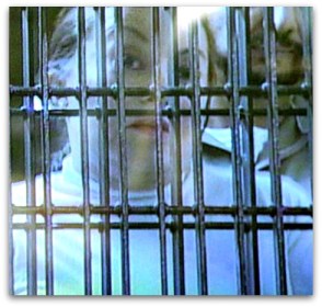 2 - 1 elba esther tras las rejas