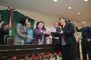 2 - 1 fede esthela ponce premiada por los diputados