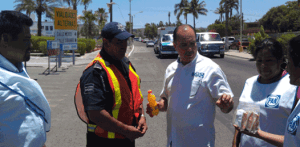 2 - 1 fede urias regalando refresco