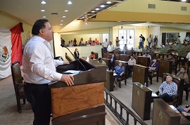 2 - 1 omar zavala en la tribuna hablando