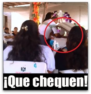 2 - 1 accion de echar hielo en ataud funeraria mision loreto