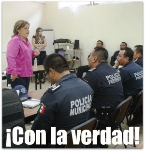 2 - 1 alcaldesa con los policias de la paz 001