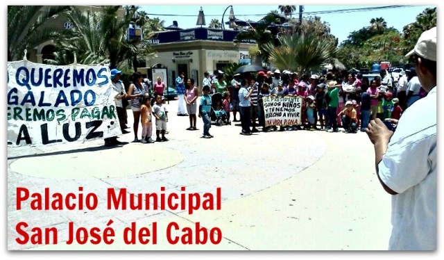 2 - 1 ballena manifestantes afuera del alcalde