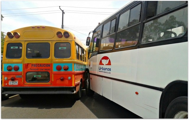 2 - 1 camion urbano contra pesera choca en la paz