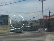 A lo lejos se observa la columna de humo.