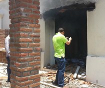 Empleados municipales toman foto del autoincendio.