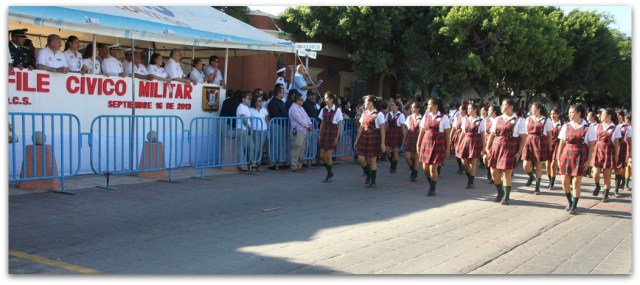 2 - 1 desfile en la paz bcs