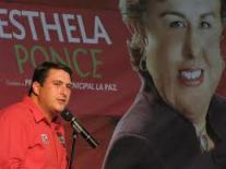 2 - 1 fede barroso con esthela ponce de fondo