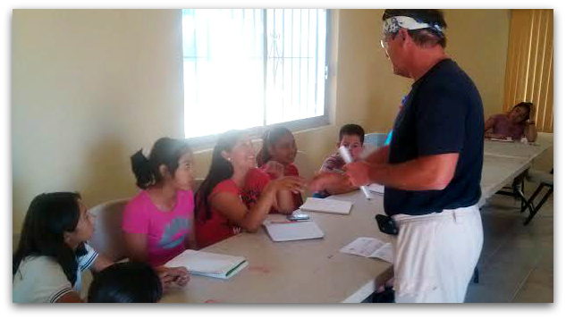 2 - 1 extranjeros imparten clases de ingles