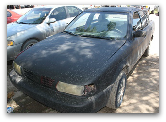 2 - 1 pistolas en este vehiculo nissan sin placas