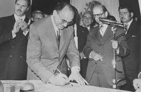 2 - 1 fede echeverria firmando decreto estado 30