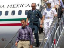 2 - 1 peña nieto bajando de avion