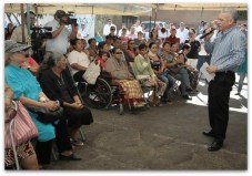 2 marcos covarrubias con su pueblo