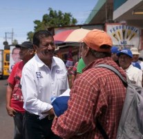 1 armando martinez saluda