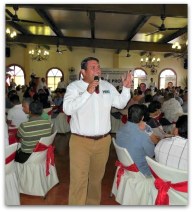 1 a barroso dirigiendose a un importante grupo