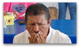 1 a armando comiendo en el mercado 484835