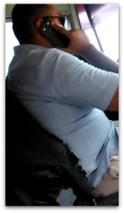 1 a chofer con celular en la oreja