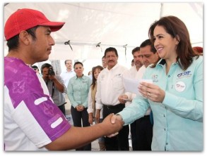 0 a a ahi esta gobernador carlos mendoza y sus obras y su esposa atenta