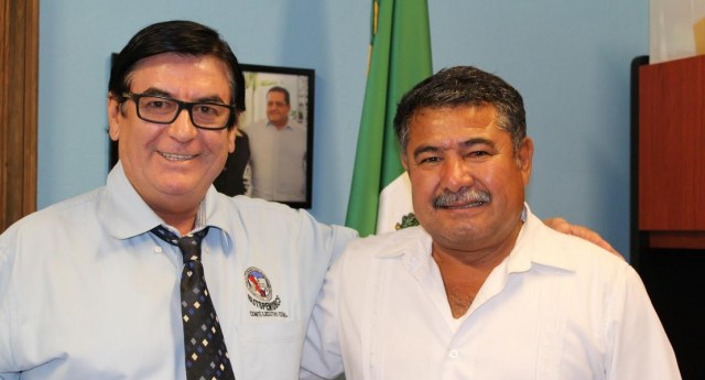 0-a-luciano-de-la-pena-con-el-tesorero-de-comondu