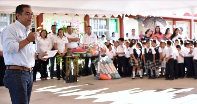 a-alcalde-arturo-de-la-rosa-escuela-vista-hermosa