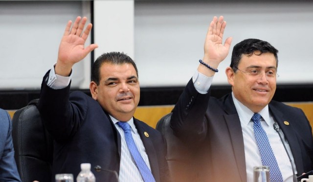 herminio-corral-levanta-su-mano