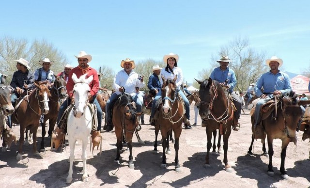 arely-en-cabalgata-fiestas-san-nicolas