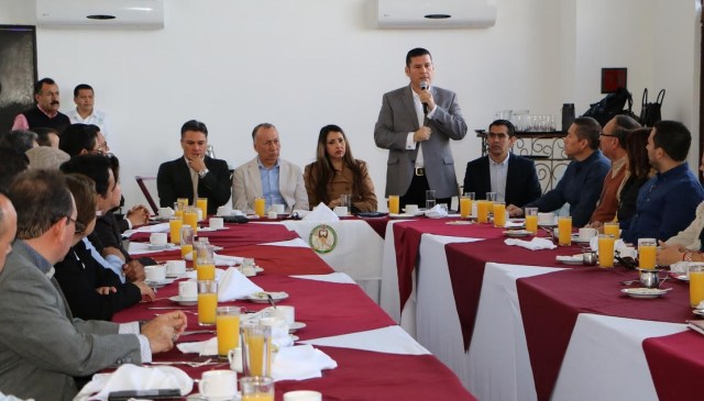 0-a-a-alvaro-de-la-pena-con-los-abogados